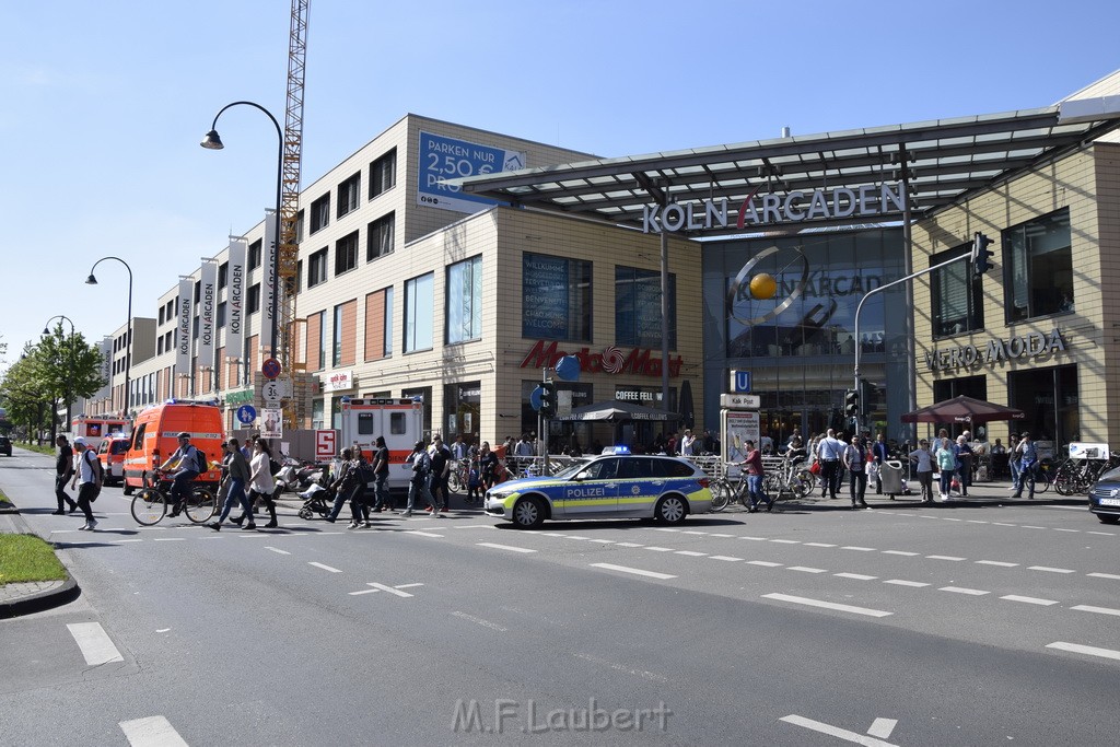 Einsatz BF Reizgas Koeln Kalk Kalk Arcaden P08.JPG - Miklos Laubert